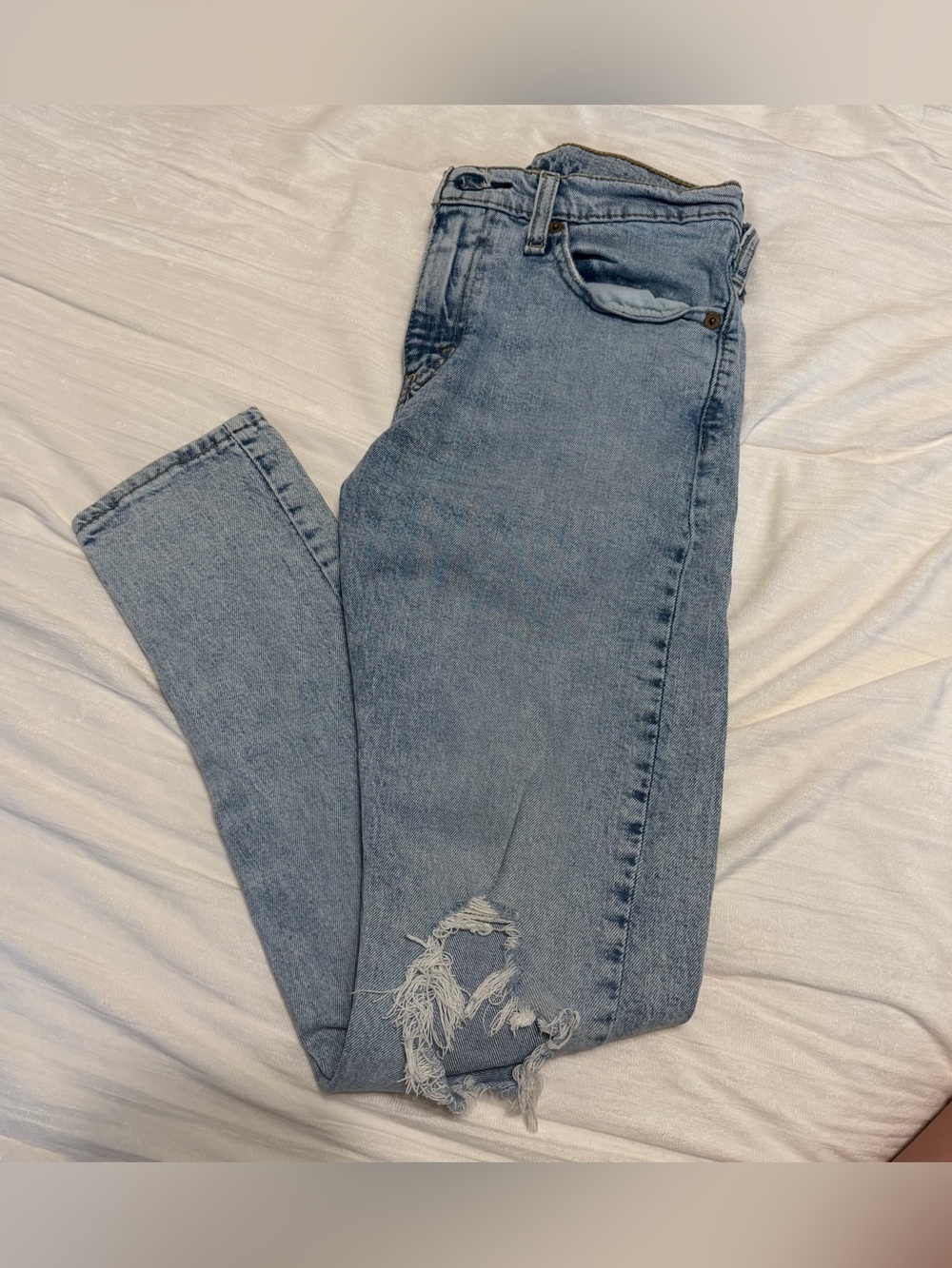 Levi's Light Blue Skinny Jeans with Distressed Knee
